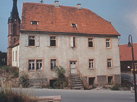Ostfassade
Quelle: Bestandsdokumentation von Erb und Friedel, Eberba / Ehem. Schul- und Rathaus in 69429 Waldbrunn, Waldkatzenbach