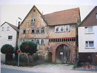 Ansicht von der Oberen Vorstadtstraße
Quelle: bauhist. Untersuchung der Architekten Crowell & Crowell, Karlsruhe (8/1998) / Haus Volk bzw. Der alte Bauhof in 74731 Walldürn