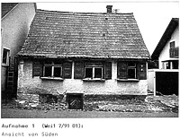 Ansicht Süd (in situ)_Anfang 1990er Jahre / Tagelöhnerhaus aus Weidenstetten in 89197 Weidenstetten (Restaurierungsbericht von Lutz Walter (1992) (Anhang II, Aufnahme 1)) Ansicht Süd (in situ)_Anfang 1990er Jahre / Tagelöhnerhaus aus Weidenstetten in 89197 Weidenstetten (Restaurierungsbericht von Lutz Walter (1992) (Anhang II, Aufnahme 1))