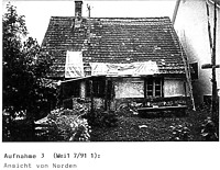 Ansicht Nord (in situ)_Anfang 1990er Jahre / Tagelöhnerhaus aus Weidenstetten in 89197 Weidenstetten (Restaurierungsbericht von Lutz Walter (1992) (Anhang II, Aufnahme 3)) Ansicht Nord (in situ)_Anfang 1990er Jahre / Tagelöhnerhaus aus Weidenstetten in 89197 Weidenstetten (Restaurierungsbericht von Lutz Walter (1992) (Anhang II, Aufnahme 3))