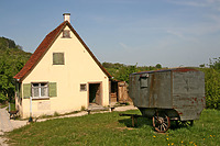 Tagelöhnerhaus im FLM Beuren, Giebelseite / Tagelöhnerhaus aus Weidenstetten in 89197 Weidenstetten (http://www.freilichtmuseum-beuren.de/museum/rundgang/tageloehnerhaus-aus-weidenstetten/) Tagelöhnerhaus im FLM Beuren, Giebelseite / Tagelöhnerhaus aus Weidenstetten in 89197 Weidenstetten (http://www.freilichtmuseum-beuren.de/museum/rundgang/tageloehnerhaus-aus-weidenstetten/)
