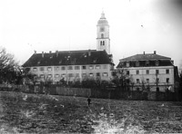 Ansicht von Norden, rechts der noch freistehende Schulbau (Anfang 20. Jahrhundert) / Kloster Maria Rosengarten in 88410 Bad Wurzach (31.03.2011 - Abzug im EG-Flur im Kloster Maria Rosengarten. Bildherkunft unbekannt (historisches Fundstück))
