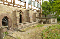 Untergeschoss des Ephoratsgebäude; nördliche Begrenzung Ephoratsgarten mit Sitzecke I / Ephoratsgarten in 75433 Maulbronn (03.05.2011 - strebewerk)