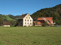 Blick zum Birkjörglehof und Lindenberg gen Norden  / Birkjörglehof in 79256 Buchenbach, Unteribental (26.10.2010 - http://www.frsw.de/unteribental5.htm#Birkj%C3%B6rglehof%20in%20Unteribental)