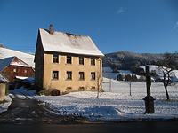 Blick über den Birkjörglehof zum Weberdobel gen Osten  / Birkjörglehof in 79256 Buchenbach, Unteribental (13.12.2010 - http://www.frsw.de/fotos10okt/birkjoerglehof101213.jpg)