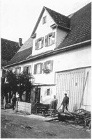 Ansicht um 1910-1920 (Reproduktion nach alter Fotografie) / Wohn- und Wirtschaftsgebäude aus Frickenhausen in 72636 Frickenhausen (25.11.2011 - Renate Safranek, Frickenhausen, abgeb. in: Gromer, Bauhistorische Dokumentation/Kurzfassung, S. 16.) Ansicht um 1910-1920 (Reproduktion nach alter Fotografie) / Wohn- und Wirtschaftsgebäude aus Frickenhausen in 72636 Frickenhausen (25.11.2011 - Renate Safranek, Frickenhausen, abgeb. in: Gromer, Bauhistorische Dokumentation/Kurzfassung, S. 16.)