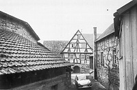 Blick in die Spindelgasse (1974) / Fachwerkhaus in 75417 Lienzingen (01.01.1974 - Bildindex Foto Marburg; Neg. Nr. LDA KA 1605/29)