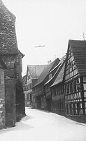 Blick in die Maulbronnerstraße 1-9 (1973) / Wohnhaus in 75443 Ötisheim (16.12.1973 - Bildindex Foto Marburg, Neg. Nr.: LDA Karlsruhe 1526/35 a)