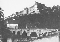 Schloss Kirchberg vom Fuß des Bergsporns, von Nordosten (1907) / Schloss Kirchberg an der Jagst in 74592 Kirchberg an der Jagst (01.01.1907 - Historische Aufnahme, Bildindex Foto Marburg (LDA Stuttgart))
