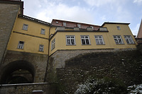 Marstall (re.) und Halsgraben mit zweigeschossigem Überbau (2012); Blick gegen die Westseite (Hangseite) / Schloss Kirchberg an der Jagst, Marstall in 74592 Kirchberg an der Jagst (24.01.2012 - strebewerk)