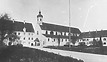 Kloster Gutenzell - ehem. Zisterzienserinnen-Reichsstift: Kloster-(Pfarr)-Kirche, Gastbau (Schloss) und östlicher Flügel (Pfarrhaus) um 1945 / Reichsabtei Gutenzell in 88484 Gutenzell-Hürbel (01.01.1945 - 3517 (9x12); Landesdenkmal Ba-Wü - Stuttgart; Bildindex Foto Marburg) Kloster Gutenzell - ehem. Zisterzienserinnen-Reichsstift: Kloster-(Pfarr)-Kirche, Gastbau (Schloss) und östlicher Flügel (Pfarrhaus) um 1945 / Reichsabtei Gutenzell in 88484 Gutenzell-Hürbel (01.01.1945 - 3517 (9x12); Landesdenkmal Ba-Wü - Stuttgart; Bildindex Foto Marburg)