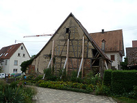 Scheune nach Abriss des Wohnhauses, Blick auf die westliche Giebelwand / Firstständerscheune in 71126 Gäufelden-Tailfingen (09.08.2013 - strebewerk.) Scheune nach Abriss des Wohnhauses, Blick auf die westliche Giebelwand / Firstständerscheune in 71126 Gäufelden-Tailfingen (09.08.2013 - strebewerk.)