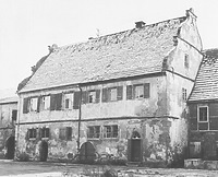 Nördliche Hofseite der Vogtei (Aufnahmedatum unbekannt; vor 1985) / Vogtei in 72160 Dettensee (Bildindex: LAD Baden-Württemberg, Außenstelle Karlsruhe, Microfiche-Scan mi05854e14) Nördliche Hofseite der Vogtei (Aufnahmedatum unbekannt; vor 1985) / Vogtei in 72160 Dettensee (Bildindex: LAD Baden-Württemberg, Außenstelle Karlsruhe, Microfiche-Scan mi05854e14)