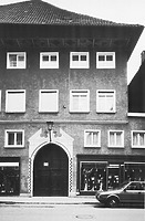 Straßenansicht (1980) / Wohnhaus in 88299 Leutkirch, Leutkirch im Allgäu (01.01.1980 - Bildindex Foto Marburg: H 152 Nr. 19 (LDA Stuttgart) [mi06860e02a])