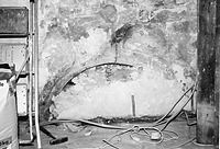 Scheitel eines rundbogigen Türgewändes aus Sandstein, mit Buckequadern gefasst (1. OG, Raum 1.02) (2012) / Wohn- und Geschäftshaus in 88709 Meersburg (S. Uhl, 2012) Scheitel eines rundbogigen Türgewändes aus Sandstein, mit Buckequadern gefasst (1. OG, Raum 1.02) (2012) / Wohn- und Geschäftshaus in 88709 Meersburg (S. Uhl, 2012)