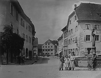 Blick von Süden in den südlichen Bereich der Hauptstraße; vorne rechts Haus Nr. 47, (Gasthaus
zum Löwen), im Hintergrund Haus Nr. 30 (Gasthaus Krone) / Gasthaus Löwen in 79219 Staufen, Staufen im Breisgau (Stadtarchiv Staufen)