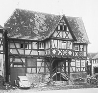 Straßenfassade mit Auslucht (um 1965) / Fachwerkhaus in 76703 Münzesheim (01.01.1965 - Bildindex Foto Marburg: LAD Baden-Württemberg, Außenstelle Karlsruhe, Microfiche-Scan mi06680a04)