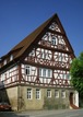 Straßengiebel (2001) / Sog. Storchennest in 74363 Frauenzimmern (01.08.2001 - Foto Marburg, Foto: Hajdu, Rose; Aufnahme-Nr. rhhn011)