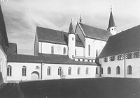Kreuzgang mit Blick auf Klosterkirche (1979) / Ehem. Zisterzienserinnenabtei Heiligkreuztal in 88499 Heiligkreuztal (Bildindex Foto Marburg (mi0570g07a); LDA BW Tübingen/Bebenhausen)