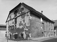 Ansicht gegen Norden; Zustand vor der Restaurierung. / Weberzunfthaus in 88239 Wangen, Wangen im Allgäu (1993 - Landesamt für Denkmalpflege, Iris Geiger-Messner) Ansicht gegen Norden; Zustand vor der Restaurierung. / Weberzunfthaus in 88239 Wangen, Wangen im Allgäu (1993 - Landesamt für Denkmalpflege, Iris Geiger-Messner)