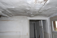 EG, Küchendecke; Längsgebälk mit weitem Abstand; Balkenfelder mit leicht gebogenem Lehmflechtwerk geschlossen / Ehem. Gasthof Linde in 88693 Deggenhausertal, Lellwangen (24.09.2012 - A. Kuch) EG, Küchendecke; Längsgebälk mit weitem Abstand; Balkenfelder mit leicht gebogenem Lehmflechtwerk geschlossen / Ehem. Gasthof Linde in 88693 Deggenhausertal, Lellwangen (24.09.2012 - A. Kuch)