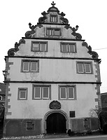 Volutengiebel (Straßenfassade) / Chanofsky´sches Schlösschen in 74243 Langenbrettach, Brettach (28.03.2013 - Marc Wartner) Volutengiebel (Straßenfassade) / Chanofsky´sches Schlösschen in 74243 Langenbrettach, Brettach (28.03.2013 - Marc Wartner)