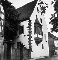 Steinerne Bau (1961) / Ehemalige kurmainzische Kellerei in 74722 Buchen, Buchen (Odenwald) (Bildindex Foto Marburg: Groth-Schmachtenberger, Erika; Aufnahme-Nr. B 14.861/1; Microfiche-Scan mi09359c01) Steinerne Bau (1961) / Ehemalige kurmainzische Kellerei in 74722 Buchen, Buchen (Odenwald) (Bildindex Foto Marburg: Groth-Schmachtenberger, Erika; Aufnahme-Nr. B 14.861/1; Microfiche-Scan mi09359c01)