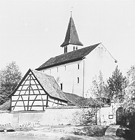 NW-Ansicht Bergkirche mit Scheune (1973) / Sog. Leichenhaus (Scheune) in 78266 Büsingen, Büsingen am Hochrhein (Bildindex Foto Marburg: J. Lebrun; Aufnahme-Nr. B 623/1; Microfiche-Scan mi00347f08.)
