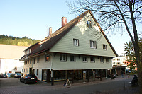 Straßengiebel / Baukomplex in 78120 Furtwangen, Furtwangen im Schwarzwald (24.10.2013 - Lohrum Burghard)