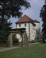 Ansicht gegen Osten (1970/2000) / Altes Schloss (sog. Steinerne Haus) in 74924 Neckarbischofsheim (Bildindex Foto Marburg: M. Jeiter; Aufnahme-Nr. C 438.034; Bilddatei fmc438034; (color); Aufn.-Datum: 1970/2000)