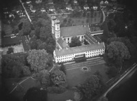 Luftaufnahme, Ansicht von Südwesten (1942/44) / Schloss Friedrichshafen (ehem. Kloster Hofen) in 88045 Friedrichshafen (Bildindex Foto Marburg: Aufnahme-Nr. 931.628; Bilddatei fm931628 Microfiche-Scan mi10758f13)