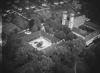 Luftaufnahme, Ansicht von SW, mit ehem. Wirtschaftshof im Vordergrund (1942/44) / Meierei in 88045 Friedrichshafen (Bildindex Foto Marburg: Aufnahme-Nr. 931.629; Bilddatei fm931629 Microfiche-Scan mi10758f14) Luftaufnahme, Ansicht von SW, mit ehem. Wirtschaftshof im Vordergrund (1942/44) / Meierei in 88045 Friedrichshafen (Bildindex Foto Marburg: Aufnahme-Nr. 931.629; Bilddatei fm931629 Microfiche-Scan mi10758f14)