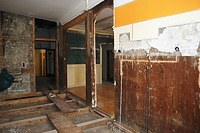 1. OG, Stubenkammer, nach Nordwesten mit bauzeitlicher Trennwand aus senkrechten Bohlen / Sog. Haus Rose in 88239 Wangen im Allgäu (28.06.2012 - A. Kuch) 1. OG, Stubenkammer, nach Nordwesten mit bauzeitlicher Trennwand aus senkrechten Bohlen / Sog. Haus Rose in 88239 Wangen im Allgäu (28.06.2012 - A. Kuch)