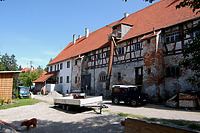 Rückseite Wohn- und Wirtschaftsgebäude (Nordseite), mit Mittelbau und späterem Anbau nach Osten / Gutshof Treherz in 88319 Treherz (18.07.2012 - A. Kuch)