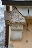 Wappenstein. Werkstein des Ortganggesimses mit der Jahreszahl [1]592 und dem Wappen der von Witzleben. / Schloss Freudental in 74392 Freudental (20.02.2014 - Michael Hermann)