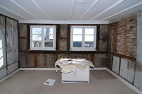 Wohnhaus, 1. OG, südwestlicher Eckraum, ehem. Stube mit Resten des bauzeitlichen Wandtäfers / "Heggbacher Hof" in 88677 Markdorf (29.02.2012 - A. Kuch) Wohnhaus, 1. OG, südwestlicher Eckraum, ehem. Stube mit Resten des bauzeitlichen Wandtäfers / "Heggbacher Hof" in 88677 Markdorf (29.02.2012 - A. Kuch)