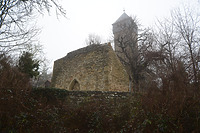 Ansicht der Ottilienkapelle von Südwest mit Einfriedungsmauer, Westportal und Turm / Ottilienkapelle in 75031 Eppingen, Ottilienberg (14.01.2014 - strebewerk. Riegler Läpple, Partnerschaft Diplom-Ingenieure)