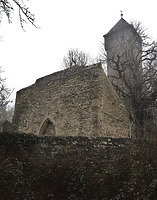 Teilstück der Einfriedungsmauer rund Um die Ottilienkapelle. Im Hintergrund die Überreste des Langhauses und der Turm der Kapelle. / Einfriedungsmauer der Ottilienkapelle in 75031  Eppingen, Ottilienberg (13.02.2014 - strebewerk. Riegler Läpple, Partnerschaft Diplom-Ingenieure)