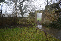 Blick auf die Einfriedungsmauer nach Westen mit Durchgang / Einfriedungsmauer der Ottilienkapelle in 75031  Eppingen, Ottilienberg (14.01.2014 - strebewerk. Riegler Läpple, Partnerschaft Diplom-Ingenieure)