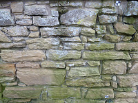 Schäden durch ausgewaschene Fugen, sowie Verwitterung, Lagerparallele Risse an Mauersteinen und Verschmutzung. / Einfriedungsmauer der Ottilienkapelle in 75031  Eppingen, Ottilienberg (29.01.2014 - strebewerk. Riegler Läpple, Partnerschaft Diplom-Ingenieure)