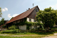 Blick auf Südwestgiebel und nordwestl.Traufseite / Bäuerliches Anwesen in 88368 Bergatreute (12.06.2014)
