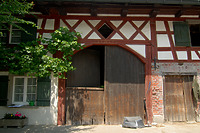 Ursprünglich mittig angeordnete Tenneneinfahrt.
Sturz mit Baudatum 1829. / Bäuerliches Anwesen in 88368 Bergatreute (12.06.2014)