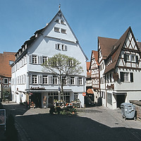 Kornsches Haus (ehem. Stadtschreiberei) in 71229 Leonberg (http://www.leonberg.de/B%C3%BCrger-Stadt/Unsere-Stadt/Sehenswertes-Leonberg/Geschichtliche-Rundg%C3%A4nge/index.php?La=1&NavID=2075.265&object=tx%7C2155.595.1&kat=&kuo=2&sub=0, letzter Zugriff 18.11.2014) Kornsches Haus (ehem. Stadtschreiberei) in 71229 Leonberg (http://www.leonberg.de/B%C3%BCrger-Stadt/Unsere-Stadt/Sehenswertes-Leonberg/Geschichtliche-Rundg%C3%A4nge/index.php?La=1&NavID=2075.265&object=tx%7C2155.595.1&kat=&kuo=2&sub=0, letzter Zugriff 18.11.2014)