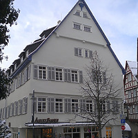 Kornsches Haus (ehem. Stadtschreiberei) in 71229 Leonberg (http://www.leonberg.de/B%C3%BCrger-Stadt/Unsere-Stadt/Sehenswertes-Leonberg/Geschichtliche-Rundg%C3%A4nge/index.php?La=1&NavID=2075.265&object=tx%7C2155.595.1&kat=&kuo=2&sub=0, letzter Zugriff 18.11.2014)