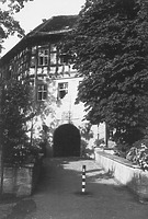 Eingangsseite, Blick über die Schlossbrücke (1960/70) / Ehem. Schloss, jetzt Rathaus in 74343 Großsachsenheim (LAD BW/Stuttgart, Microfiche-Scan mi08906b02)