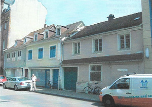 Ansicht von Westen, vor der Sanierung; Waldstraße 7 mittleres Gebäude / Modellhäuschen, Wohn- und Geschäftshaus in 76133 Karlsruhe, Innenstadt-West (2008 - Bernd Säubert)