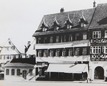 Das Café wurde im Jahre 1931 eröffnet und hieß zunächst Café am Markt. / Cafe Weiler (heute Backwelt Mack) in 73614 Schorndorf (http://www.zvw.de/inhalt.schorndorf-am-31-mai-schliesst-das-caf-weiler.c3eb358b-587a-4f1a-8ff1-d12320c75d68.html, letzter Zugriff 05.12.2014)