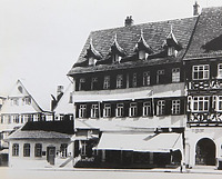 Das Café wurde im Jahre 1931 eröffnet und hieß zunächst Café am Markt. / Cafe Weiler (heute Backwelt Mack) in 73614 Schorndorf (http://www.zvw.de/inhalt.schorndorf-am-31-mai-schliesst-das-caf-weiler.c3eb358b-587a-4f1a-8ff1-d12320c75d68.html, letzter Zugriff 05.12.2014) Das Café wurde im Jahre 1931 eröffnet und hieß zunächst Café am Markt. / Cafe Weiler (heute Backwelt Mack) in 73614 Schorndorf (http://www.zvw.de/inhalt.schorndorf-am-31-mai-schliesst-das-caf-weiler.c3eb358b-587a-4f1a-8ff1-d12320c75d68.html, letzter Zugriff 05.12.2014)