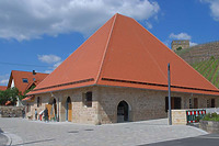 Glockenkelter in Stetten mit Y-Burg im Hintergrund / Glockenkelter in 71394 Kernen - Stetten, Stetten im Remstal (http://www.kernen.de/822, letzter Zugriff 09.12.2014)